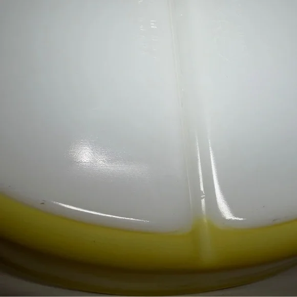 Vintage Pyrex Yellow 1 1/2 QT Divided Casserole Baking Dish - Picture 9 of 13